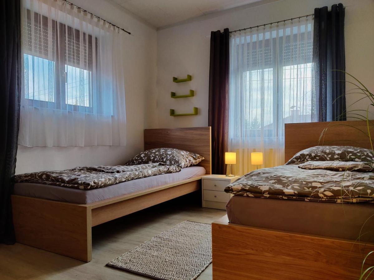 Holiday Home In Quiet Beautiful Area With Two Separate, Modern, Furnished Apartments Deutsch-Wagram Εξωτερικό φωτογραφία